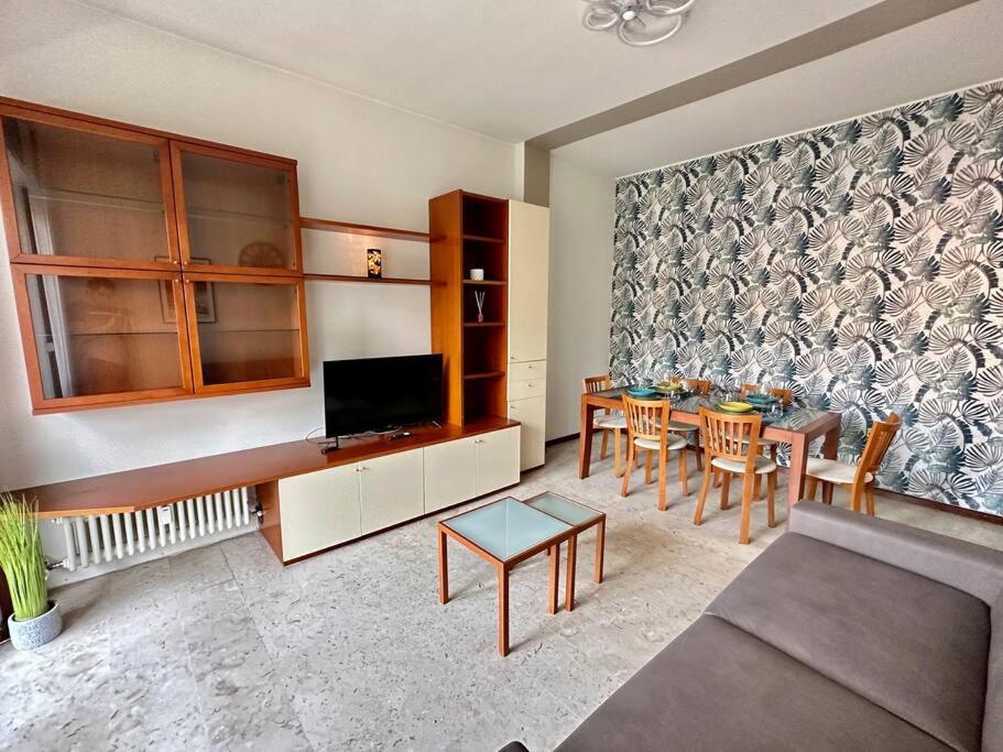 Low Cost Holiday An Business House And Free Park By Revenue House Côme Esterno foto